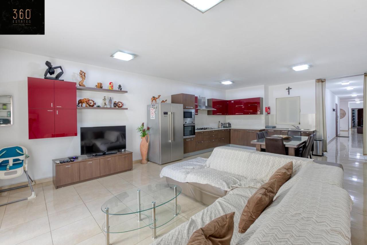 Charming Home Meters From The Seafront With Terrace By 360 Estates St. Paul's Bay Exterior foto